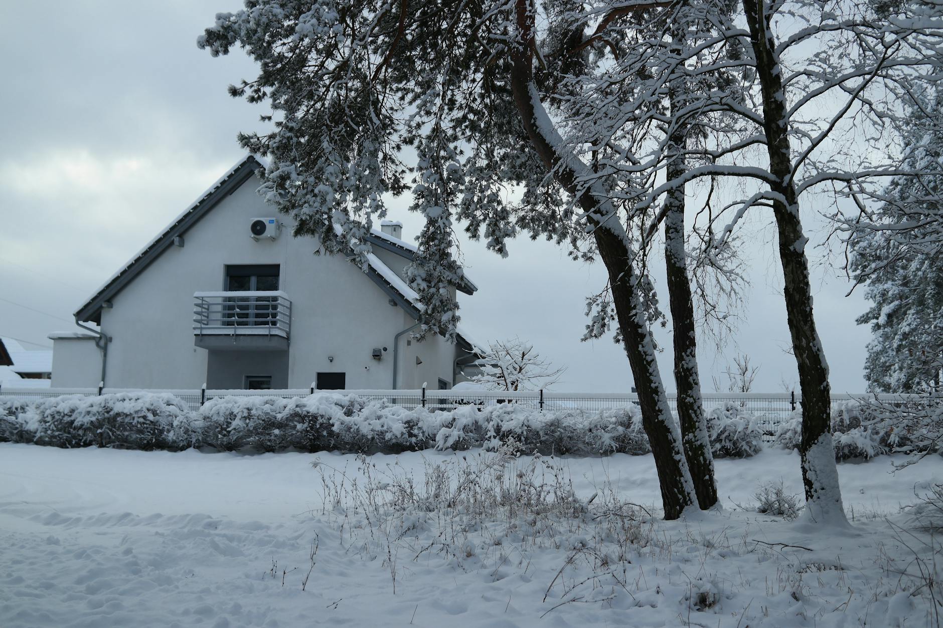 Archiwalne zdjęcie z Będzina ukazujące pochód pierwszomajowy z transparentami i tłumem ludzi, symbolizujące obchody Dnia Pracy w minionych latach.