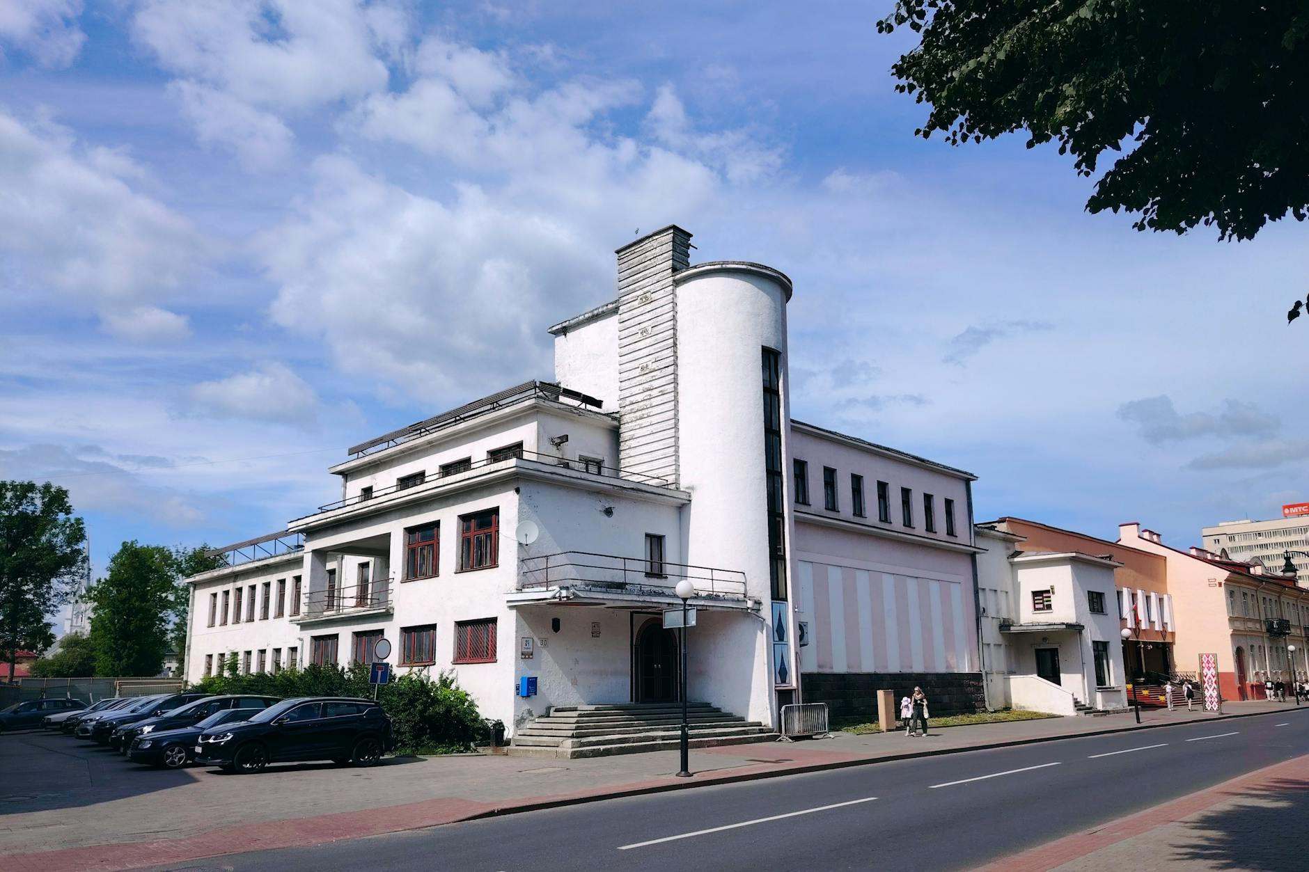 Plakat kinowy z filmem na dużym ekranie w sali kinowej w Będzinie