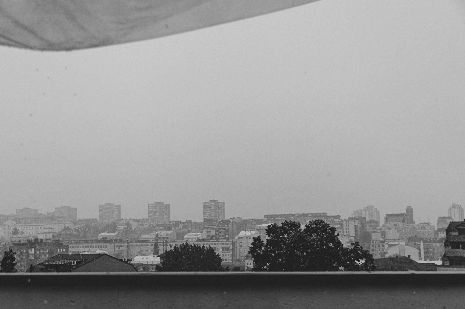 Widok na Będzin w latach 70. XX wieku z widocznymi budynkami mieszkalnymi i zakładami przemysłowymi.